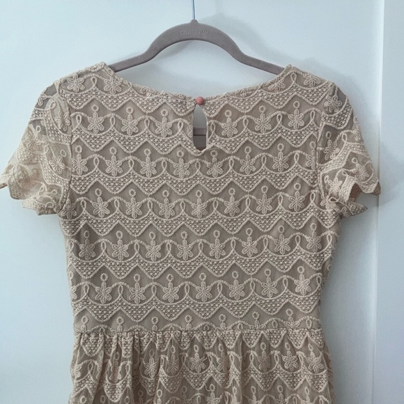 Forever 21 size medium creamy / Tan A-line Flutter Sleeve lace Dress lined Teen - Picture 9 of 16